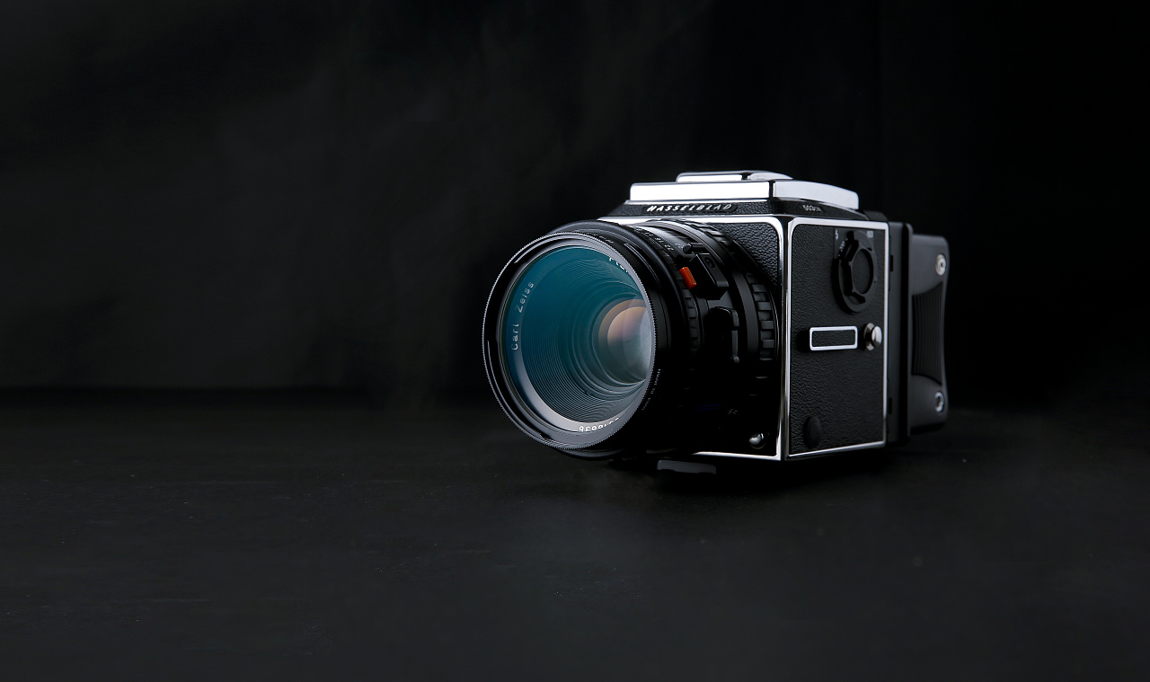 哈蘇503cw 經(jīng)典中畫幅相機的影像藝術與新能源技術開發(fā)的關聯(lián)